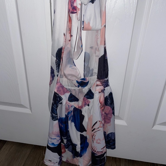 Pink and blue floral romper with open back - Picture 3 of 3